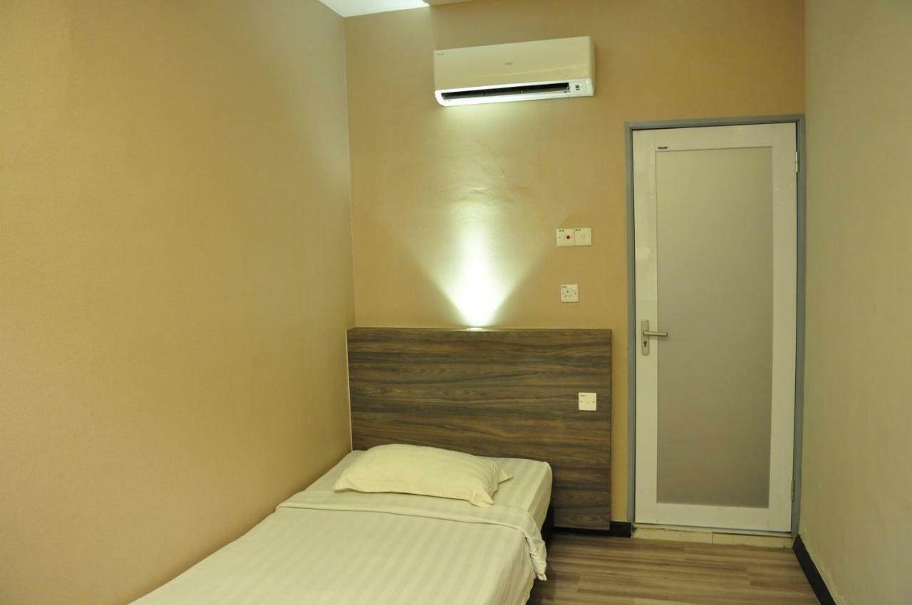 Frazel Inn Hotel Parit Buntar Extérieur photo